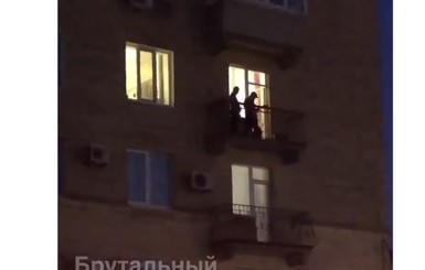 Украинцы на карантине устраивают концерты на балконе и показывают кино на стенах дома