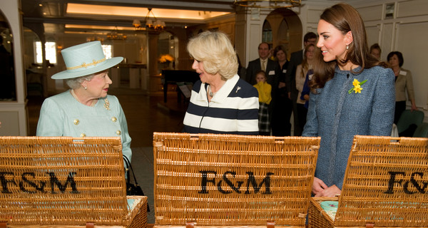 Королева Елизавета II нарушила традицию, отправив пенсионерам деньги