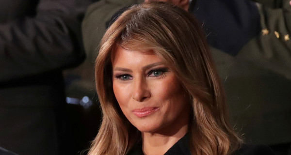 Мелания Трамп надела маску после отказа мужа ее носить