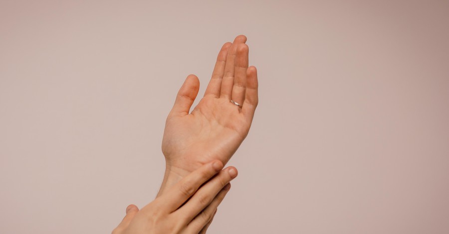 Сухость и шелушение рук - каких витаминов не хватает
