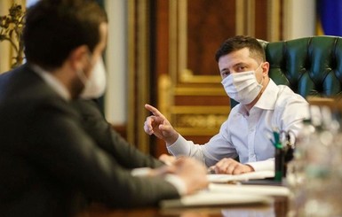 Зеленский рассказал о прилетевшем из Китая оборудовании, которое ускорит производство масок