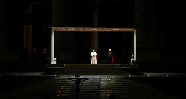 Папа Римский провел Крестный ход перед собором Святого Петра - впервые за 55 лет