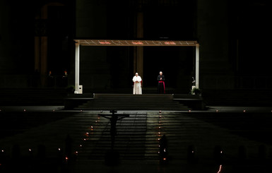 Папа Римский провел Крестный ход перед собором Святого Петра - впервые за 55 лет