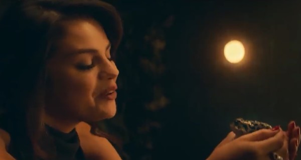 В новом клипе Селена Гомес сыграла роль роковой женщины-колдуньи