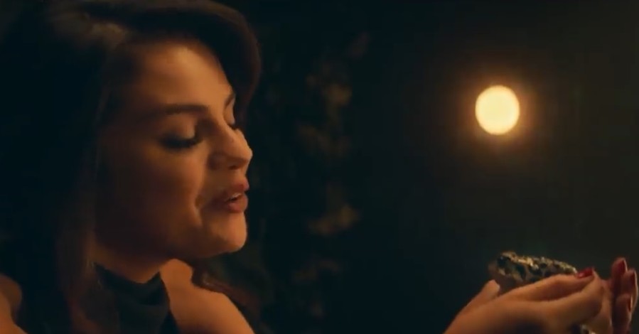 В новом клипе Селена Гомес сыграла роль роковой женщины-колдуньи