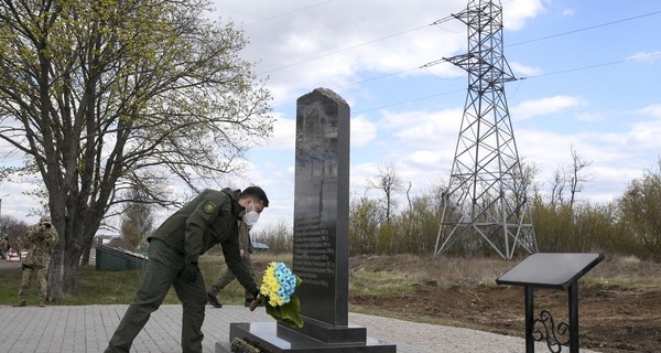 Зеленский на Донбасе почтил памятники по погибшим во время АТО людей