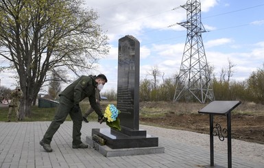 Зеленский на Донбасе почтил памятники по погибшим во время АТО людей