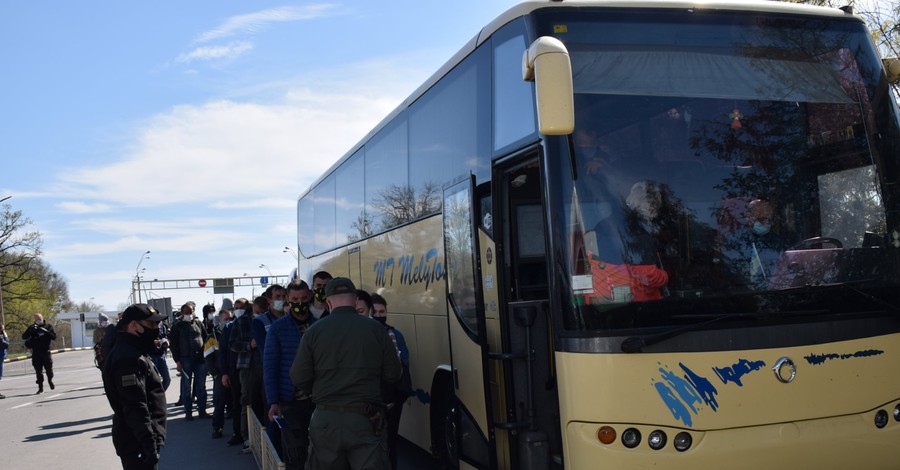Пограничники заявили, что на границе с Венгрией выстроились очереди из автобусов с украинцами