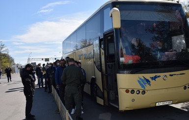 Пограничники заявили, что на границе с Венгрией выстроились очереди из автобусов с украинцами