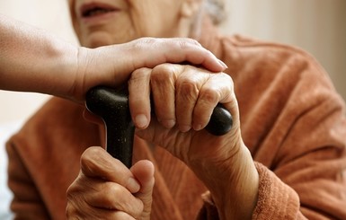 На Закарпатье 92-летняя бабушка сбежала из домашнего карантина через окно и 