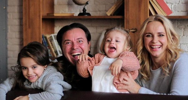 Звездные семьи на карантине: Monatik учит детей садоводству, а Ребрик таблице умножения