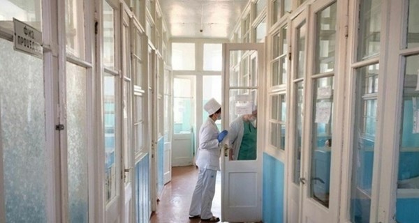 В Ужгороде закрыли больницу на карантин, а на Днепропетровщине сотню медиков отправили на самоизоляцию