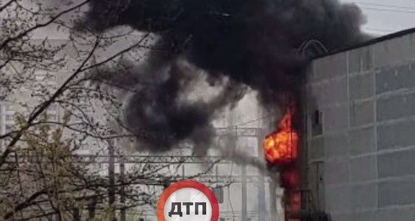 В Киеве горит электростанция: во время пожара прозвучал взрыв