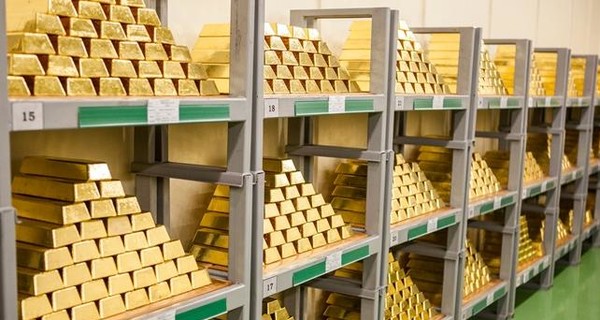 Золото взлетело в цене до максимума за 8 лет