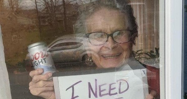 В США 93-летняя бабуля потребовала больше пива на карантине: и получила 150 банок
