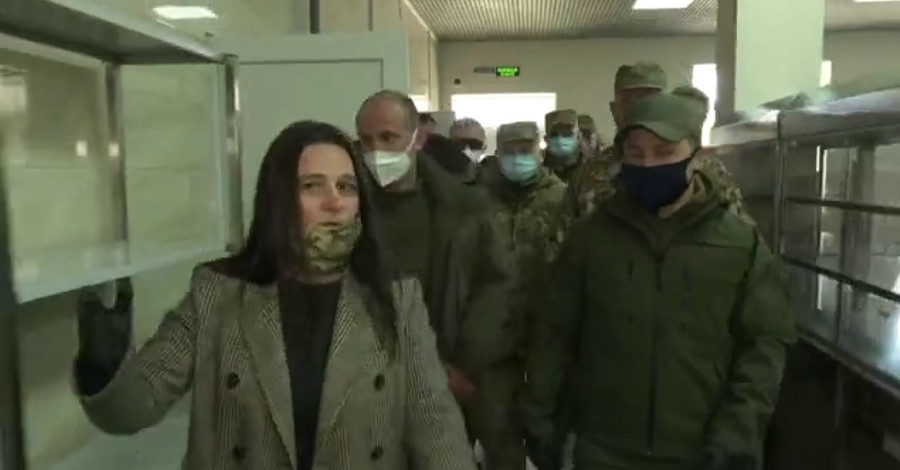 Зеленского на Закарпатье встретили с нарушением масочного режима