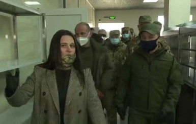 Зеленского на Закарпатье встретили с нарушением масочного режима