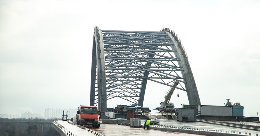 Киев и область накрыла пылевая буря, а из-за сильного ветра рухнули конструкции Подольского моста