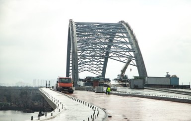 Киев и область накрыла пылевая буря, а из-за сильного ветра рухнули конструкции Подольского моста