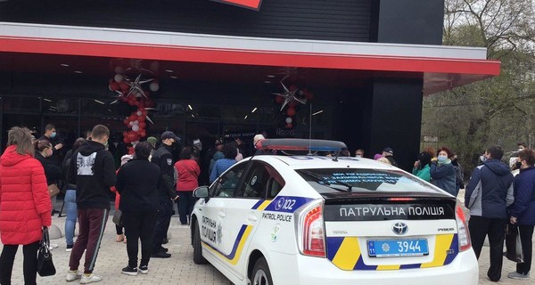 Наглое и грубое нарушение. Полиция открыла дело из-за столпотворения у супермаркета в Мариуполе