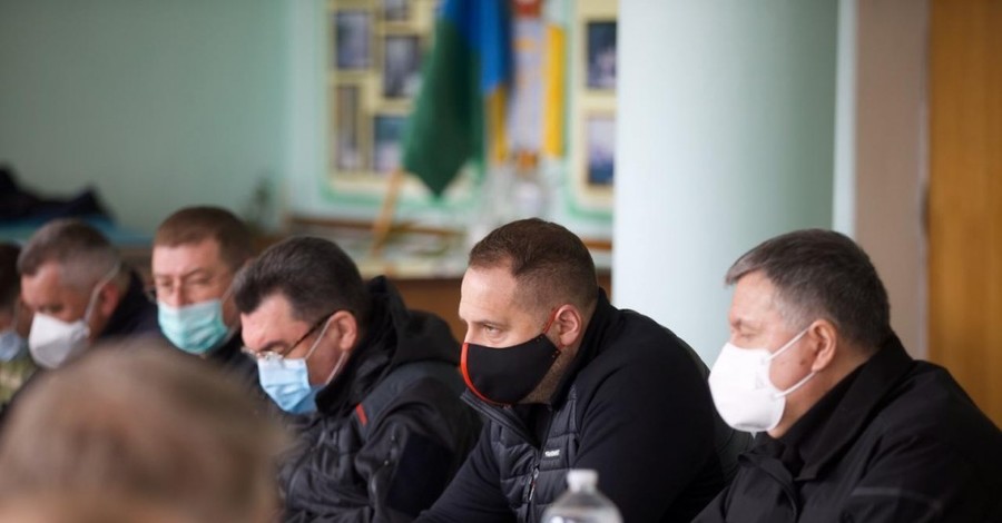 Зеленский отправил на самолете Данилова, Авакова и Ермака посмотреть на пожары в Житомирской области
