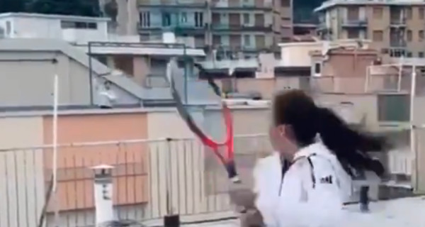 В Италии девушки сыграли партию в большой теннис на крышах соседних домов
