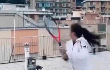 В Италии девушки сыграли партию в большой теннис на крышах соседних домов