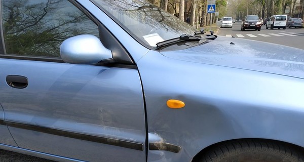 В Николаеве парень рассердился на водителя и запрыгнул на капот машины