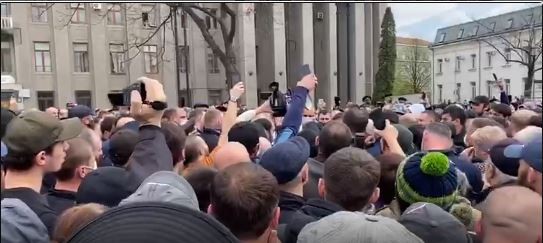 Митинги в России против карантина: в Ростове виртуальный, а во Владикавказе - реальный