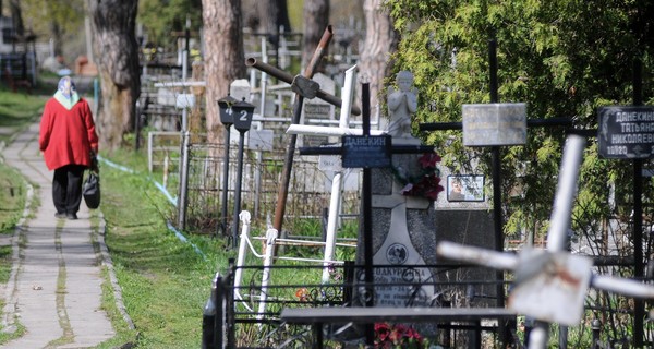 Вход на кладбища закрыт, но заказы на уборку принимают он-лайн