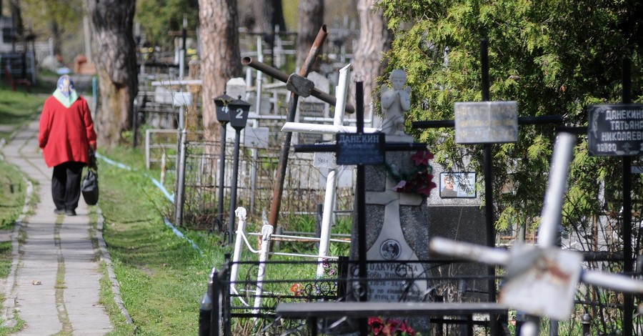 Вход на кладбища закрыт, но заказы на уборку принимают он-лайн