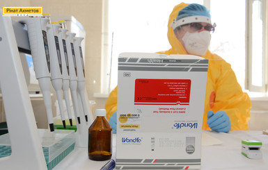 Не допустить эпидемии: Фонд Рината Ахметова передал медикам Украины 300 000 тестов на коронавирус