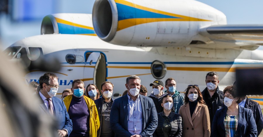 Вернувшихся из Италии медиков отправили на обсервацию под Киев