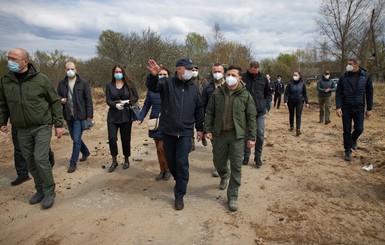 Зеленский посмотрел на последствия пожара в Чернобыльской зоне и наградил 22 спасателей