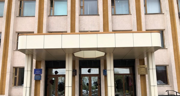 Мужчина, который сбил шлагбаум и наехал на пограничника, разбил окна в мэрии Нововолынска