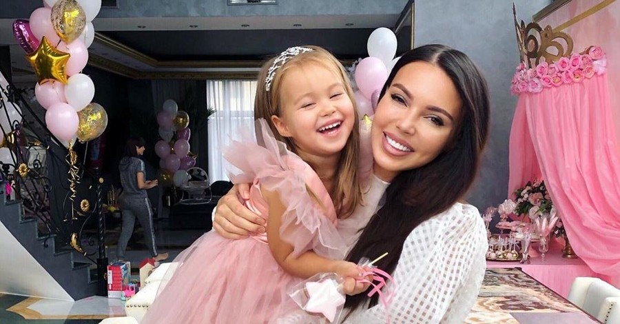 Оксана Самойлова показала, как они с дочкой отпраздновали день рождения