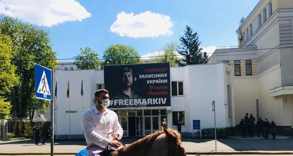 “Пловец из Гидропарка” приехал к Авакову на коне