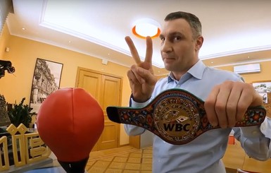 Виталий Кличко показал, чем занимается в своем кабинете, когда его никто не видит