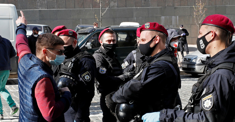 На митинге под стенами Кабмина  произошли столкновения, пострадал журналист
