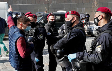 На митинге под стенами Кабмина  произошли столкновения, пострадал журналист