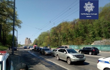 С одного конца Mercedes, с другого Lexus: в Киеве столкнулись семь машин 