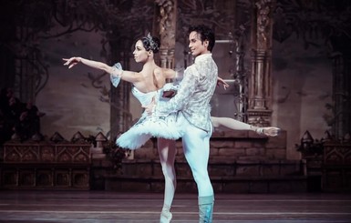 Екатерина Кухар и Александр Стоянов станцевали балетное па в постели