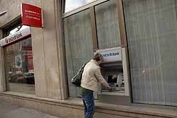 Миллионер обокрал старушку возле банкомата 