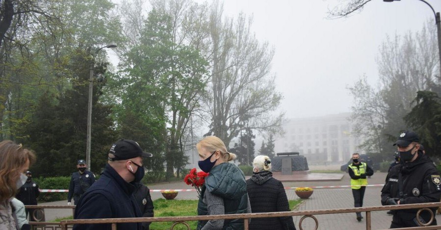 Годовщина трагедии в Одессе 2 мая: люди несут цветы