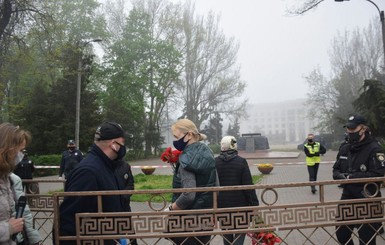 Годовщина трагедии в Одессе 2 мая: люди несут цветы
