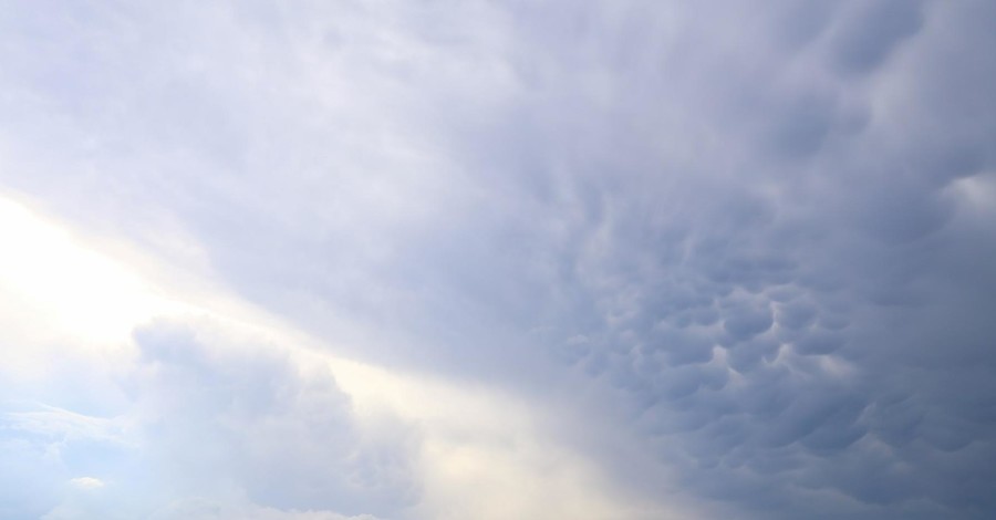 Уникальные облака удалось сфотографировать в небе над Черниговом