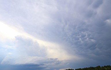 Уникальные облака удалось сфотографировать в небе над Черниговом