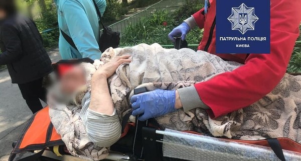 Киевские патрульные спасли старушку, которая упала и не могла пошевелиться