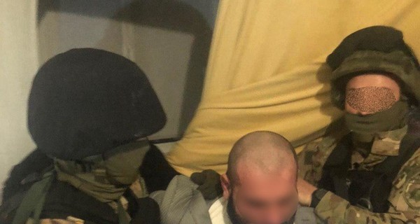 Под Киевом россиянин отобрал телефоны у троих людей и грозился взорвать многоэтажку 