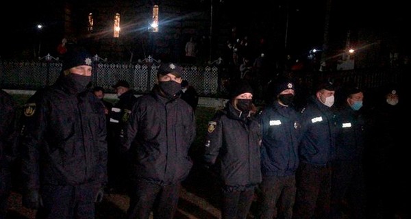 В Черновицкой области 40 человек в балаклавах, с битами и арматурой напали на храм: полиция открыла дело